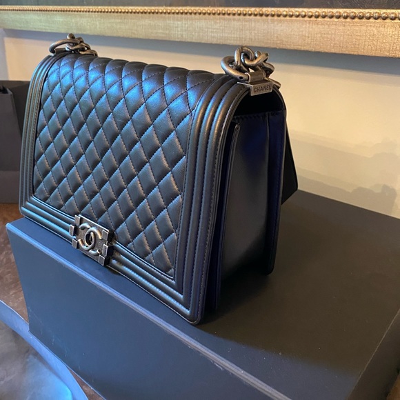 **SOLD** Chanel New Medium Boy Bag in Calfskin leather Ruthenium Hardware - Picture 10 of 15